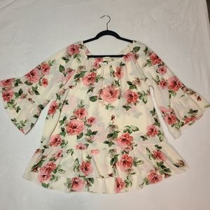 🆕️ Beautiful Rose Print Top Size 1X